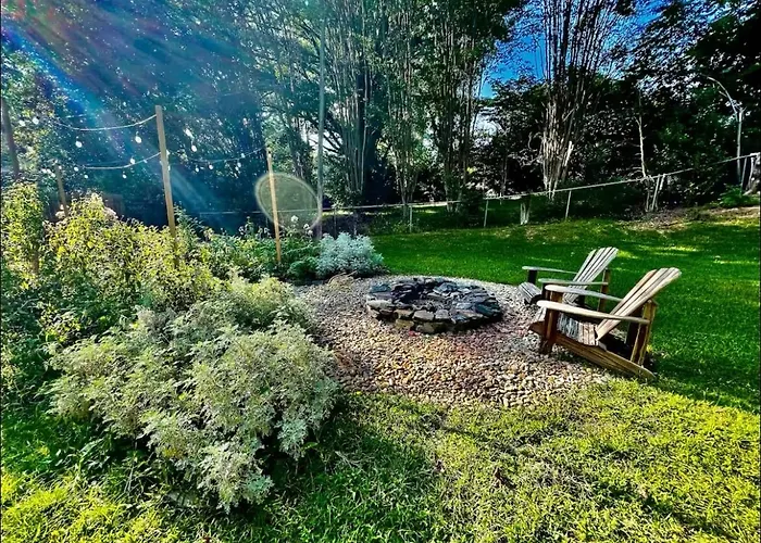 Trendy Bohemian Bungalow, Close To Uptown, Plaza & Noda